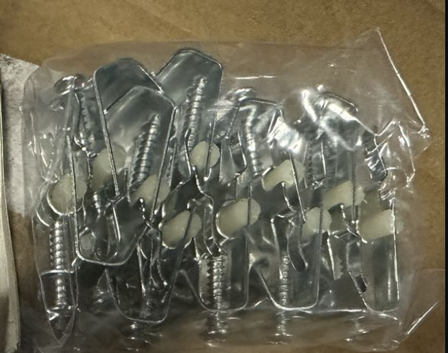 Sink mounting clips for countertop installation